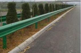 公路三波形梁钢护栏尺寸的优化