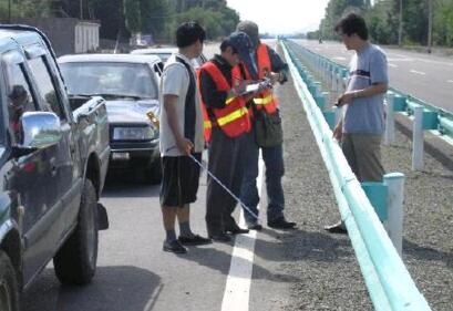 公路波形护栏板改善交通