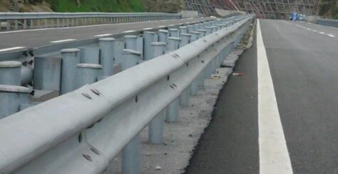 高速公路波形护栏板展示