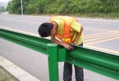 高速公路安装波形护栏板的必然性