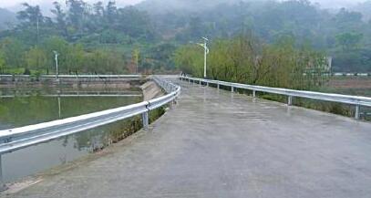 新安装的农村公路波形护栏。