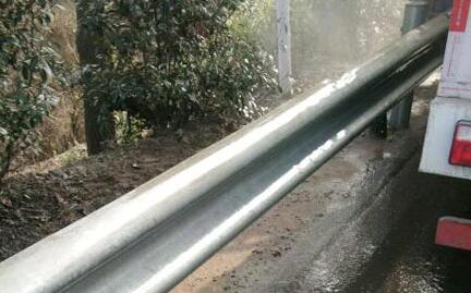 近日分宜公路分局首次引进护栏清洗车，对该局干线公路波形钢护梁、水泥钢筋防护墙、标志标牌全面清洗