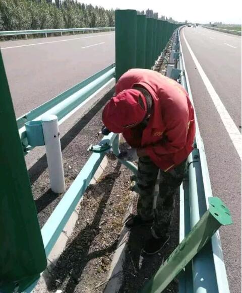 伊宁公路管理分局更换波形护栏及防眩板